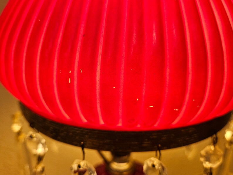 Vintage red hurricane lamp with crystals, red gone with the wind lamp, vintage hurricane lamp, home decor, victorian lamps, red accent lamp bild 7