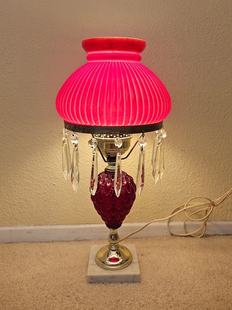 Vintage red hurricane lamp with crystals, red gone with the wind lamp, vintage hurricane lamp, home decor, victorian lamps, red accent lamp bild 2