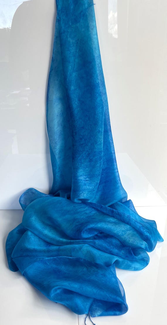 Sciarpa in pura seta dipinta a mano azzurro Italia