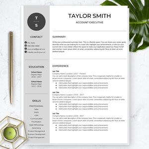 Può includere: Un modello di curriculum vitae in bianco e nero con il nome Taylor Smith e il titolo Account Executive. Il curriculum è diviso in sezioni per le informazioni di contatto, il riepilogo, la formazione, le competenze e l'esperienza.
