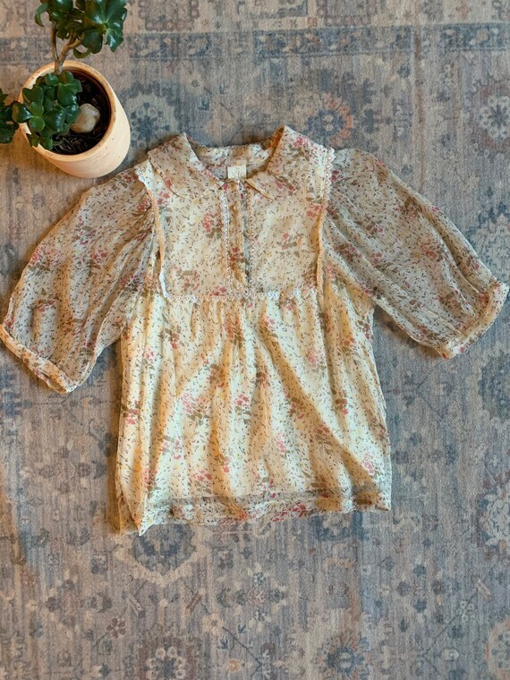 Pre owned vintage style dainty delicate flowery Bl