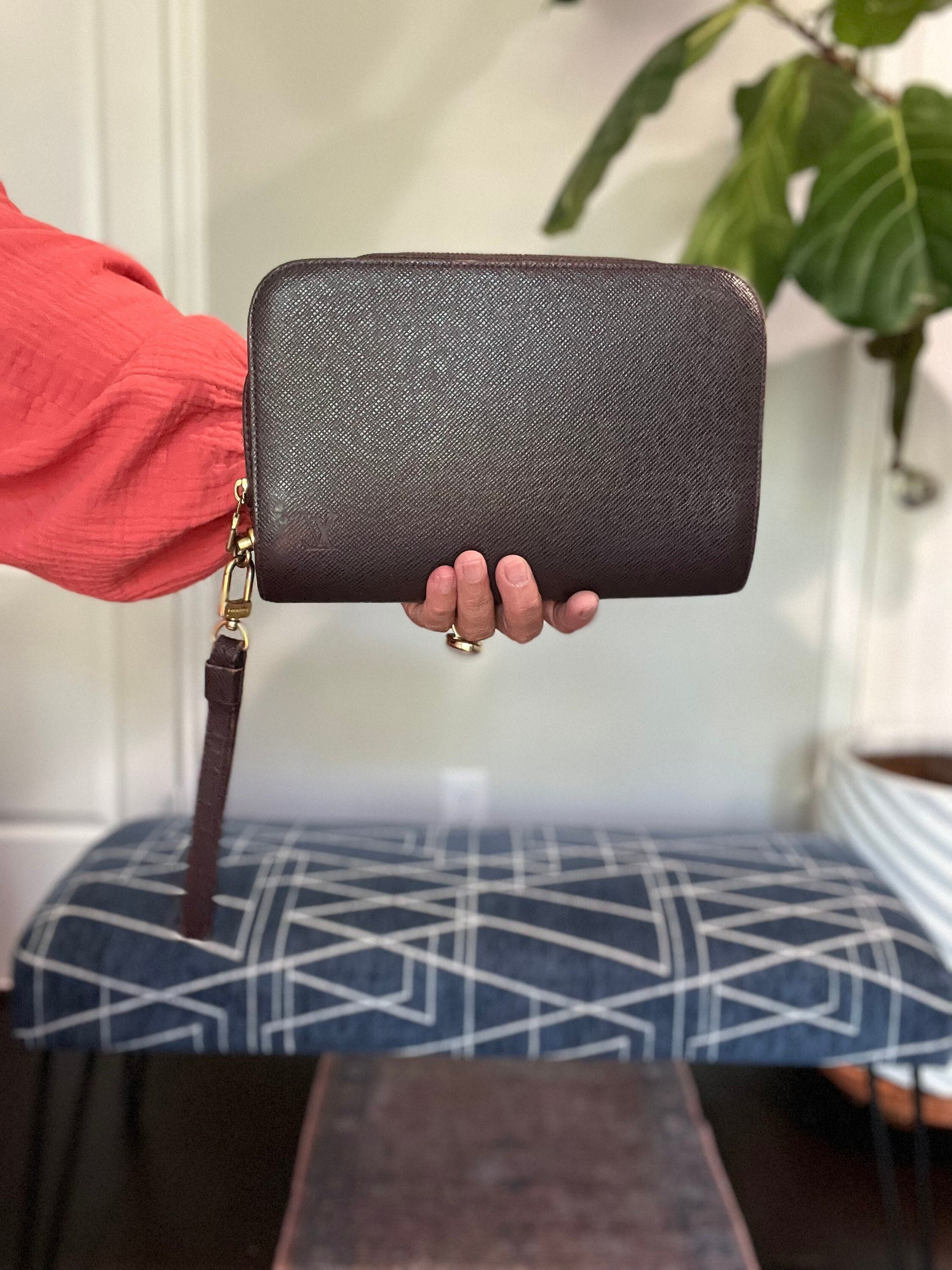 louis vuitton taiga clutch