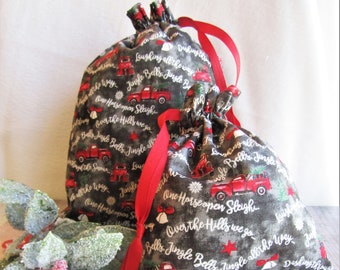 Borsa regalo natalizia in tessuto a forma di camion rosso vintage, con coulisse ecologica