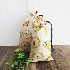 UMWELTfreundliche Geschenktüten, Geschenktüten mit BIENEN- UND FLOWER-Print, Geschenktüten mit Kordelzug, kostenloser Geschenkanhänger!