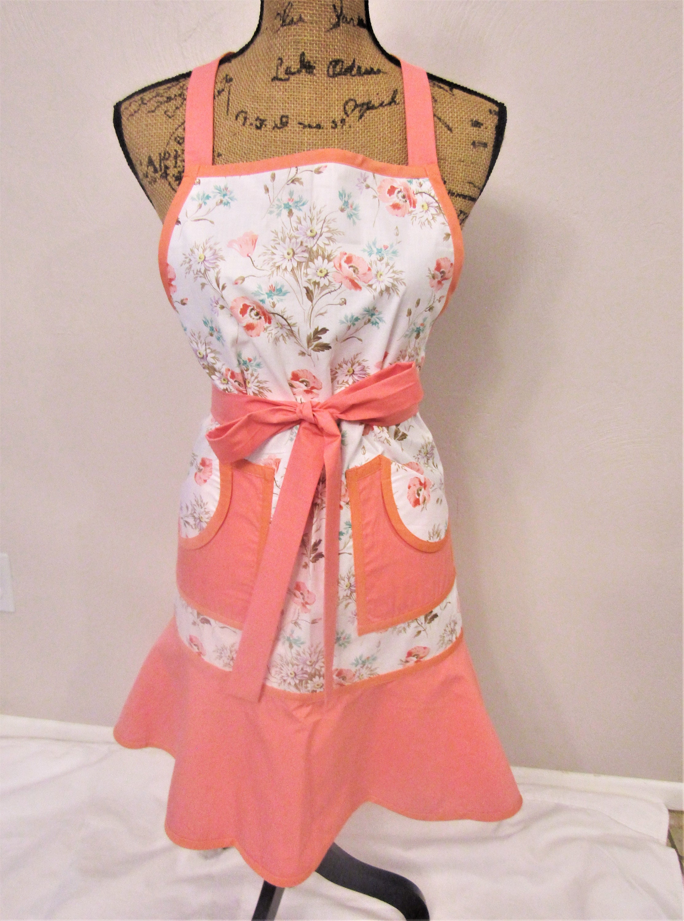 レトロな花柄のフリル付きエプロン：ヴィンテージコットン生地 - Etsy 日本