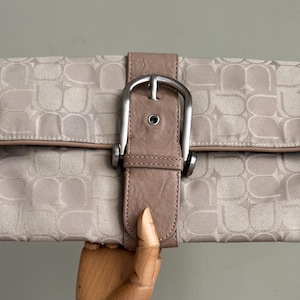 Bolso de mano vintage ancho en color beige / BCBG MAX Azria