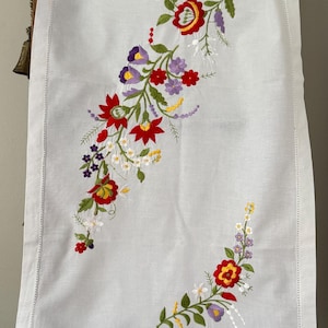 Vintage Embroidered Table Runner | 16” x 35”