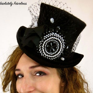 Cappello a cilindro nero con velo, Cappelli di modisteria per le donne, Mini cappello a cilindro nero, Cappello a cilindro Steampunk Cappello a coccarda Cappello bianco e nero Cappello nero con velo