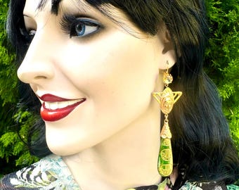 Uranium ART DECO lady vaseline glass earrings, original 1920s patterned glass drops, marked 'Czechoslovakia', Sun & UV Reactive