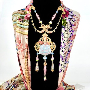 Romantische französische Rokoko Marie Antoinette Halskette rosa & taubenblau, handbemalt, vergoldet, vintage Swarovski Blumen, Lampwork Perlen