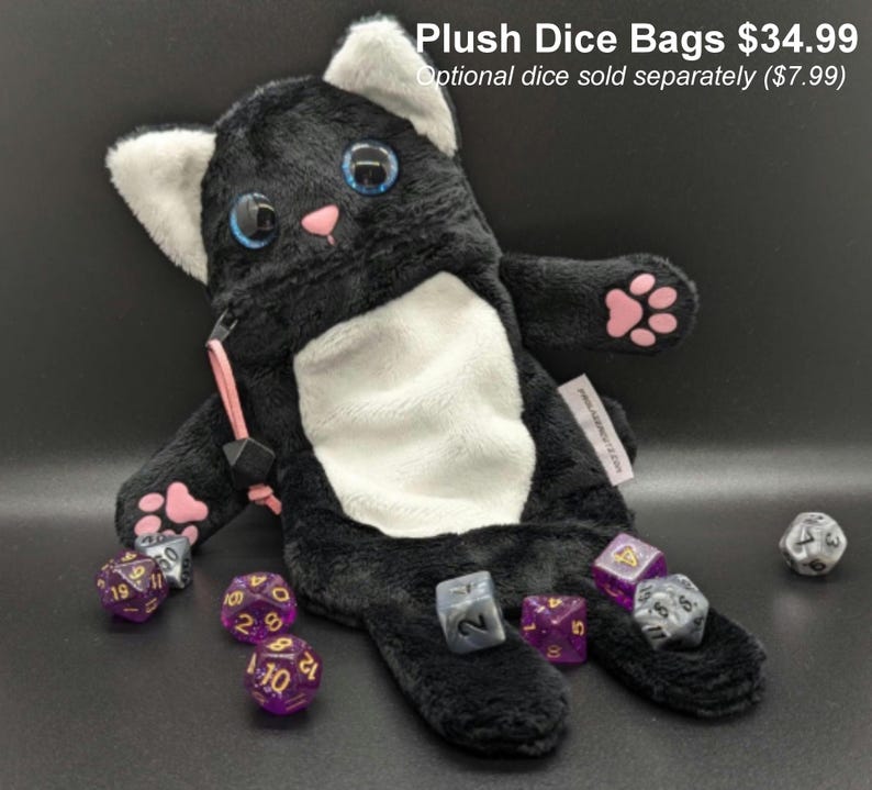 Puede incluir: Una bolsa de dados de felpa negra con forma de gato con detalles blancos, almohadillas rosas y ojos azules. La bolsa tiene un cierre de cremallera y un tirador rosa. Varios dados de m&uacute;ltiples caras de varios colores est&aacute;n esparcidos alrededor de la bolsa. El texto de la imagen dice "Plush Dice Bags".