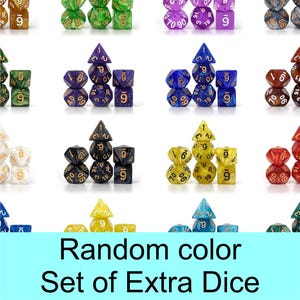 Puede incluir: Una colecci&oacute;n de juegos de dados multicolores, cada uno con varias formas y n&uacute;meros. La imagen presenta una variedad de colores, incluyendo verde, morado, azul, negro, amarillo y rojo. El texto en la parte inferior dice "Random color Set of Extra Dice."