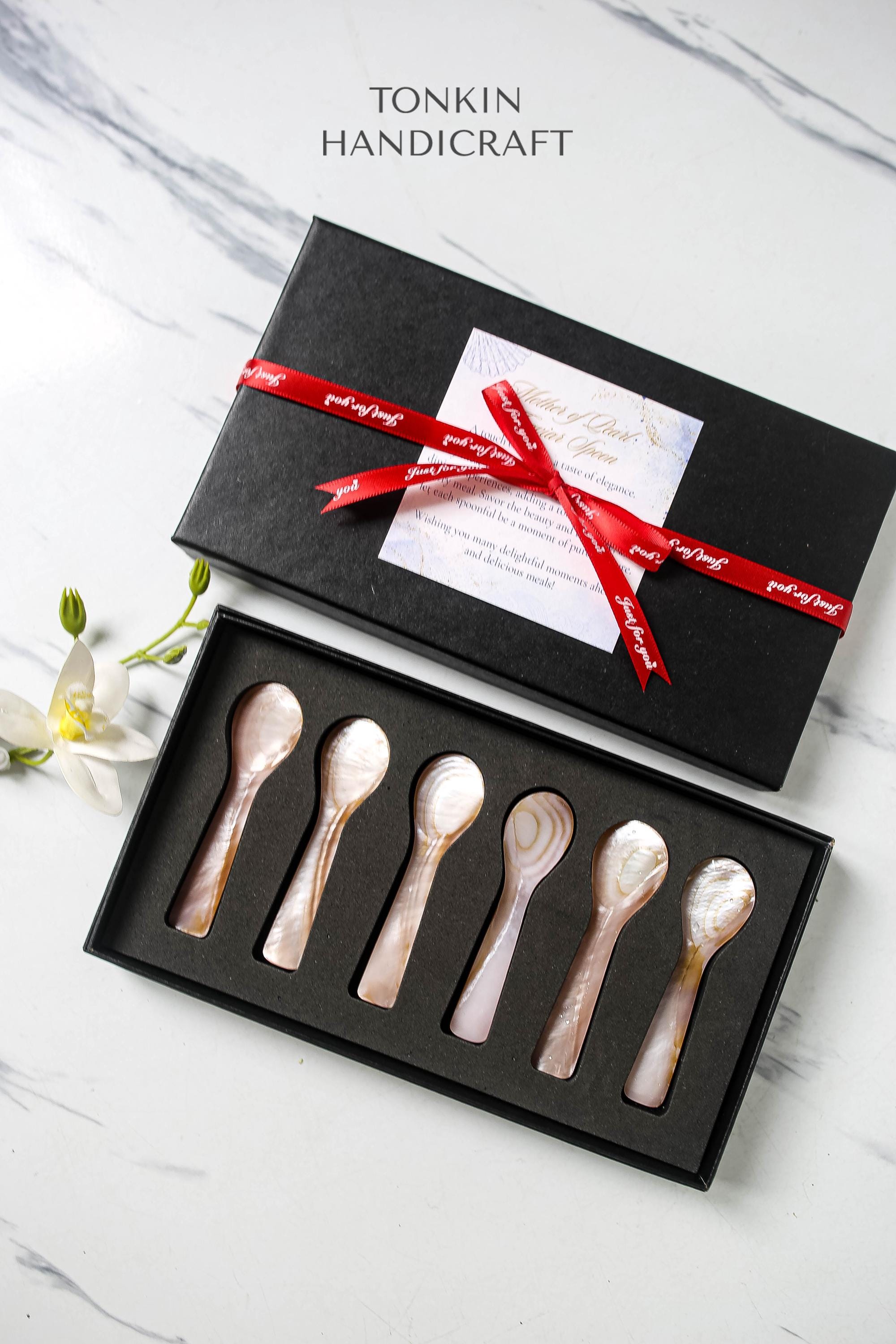 Elegante trouwkaart van parelmoer papier met suède inkt, label en luxe