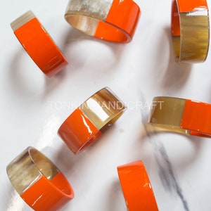 Portatovaglioli arancione in corno di bufalo, decorazione da tavola, portatovaglioli boho, utensili personalizzati naturali, stoviglie e stoviglie ecologiche