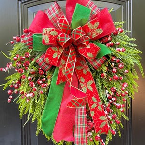 Corona navideña para puerta de entrada con lazo de terciopelo rojo, cascada de follaje navideño con bayas, coronas navideñas para puerta doble.