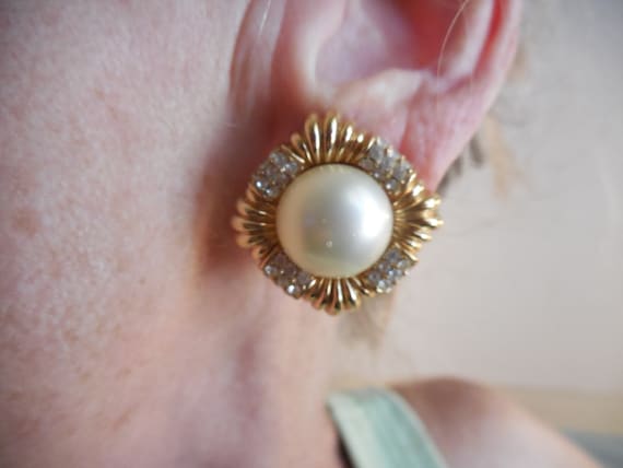 CINER Faux Pearl Rhinestone Clip On Earrings - image 3