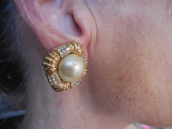 CINER Faux Pearl Rhinestone Clip On Earrings - image 8