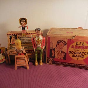 1945 Unique Art Li'l Abner Dogpatch Band Tin Toy Comes with 4 Figures Piano and Original Box in poor condition* NON-WORKING See Photos.