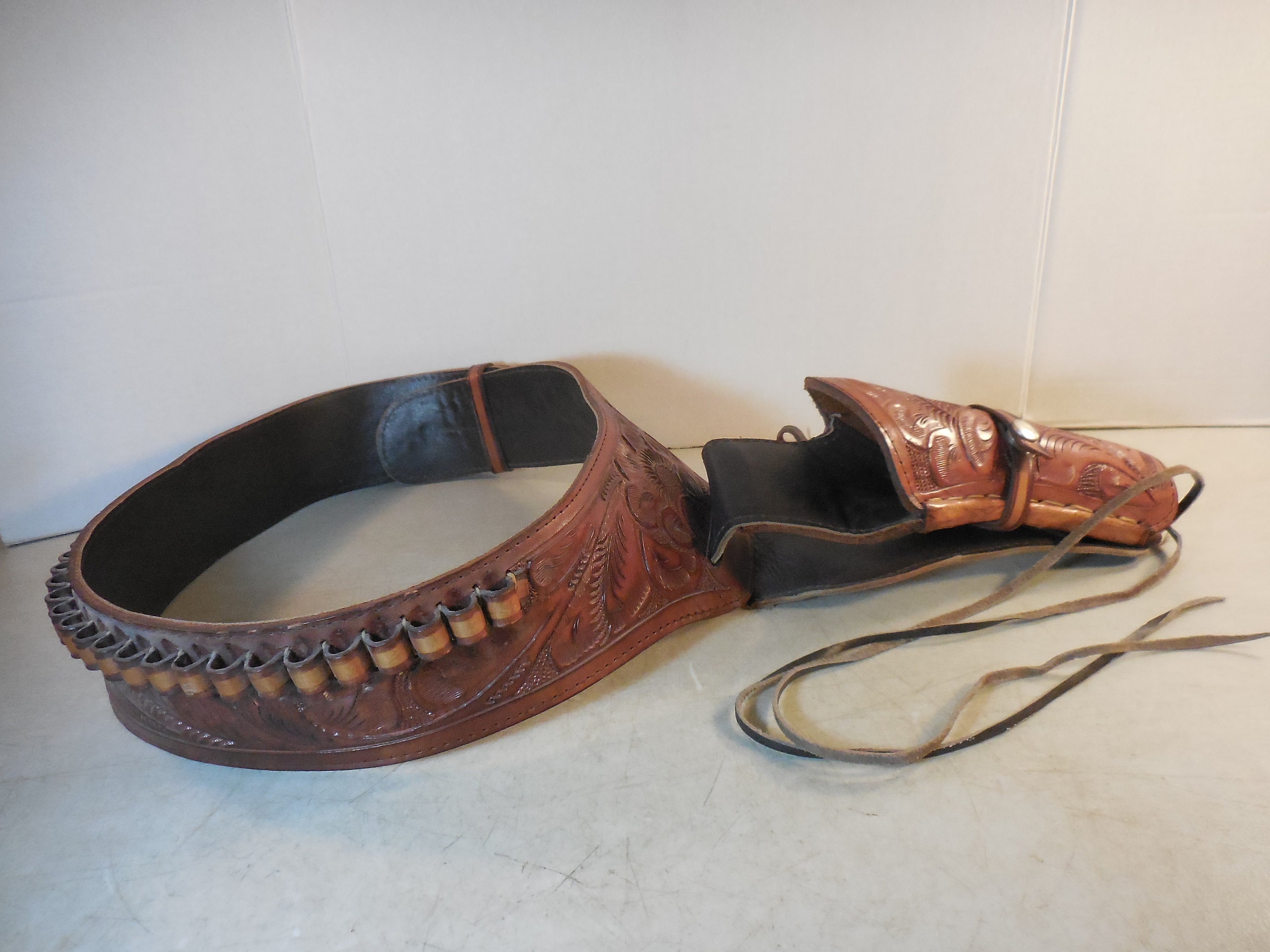 38/.357 cal) Western Gun Belt and Holster - RH Draw - Chocolate Brown  Tooled Leather