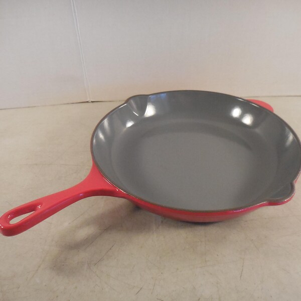 Sartén Le Creuset n.° 26 de hierro fundido esmaltado rojo de 10.5"* con doble pico SWEET R26
