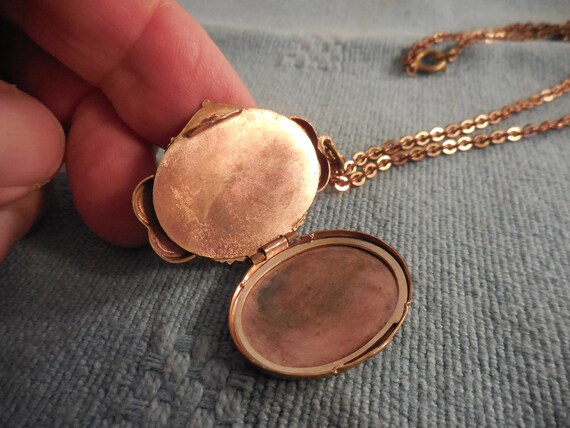 Vintage Gold Tone* Locket Pendant Necklace Black … - image 4