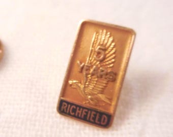 Vintage Richfield Oil SERVICE PIN 10K Gold Eagle Emblem 5 Years