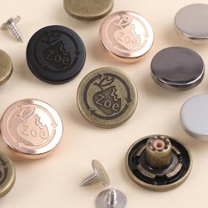 Puede incluir: Un juego de tres tazas de cerámica con un acabado mate moteado. Las tazas son de color crema, gris claro y gris oscuro. Cada taza tiene un diseño simple y minimalista.