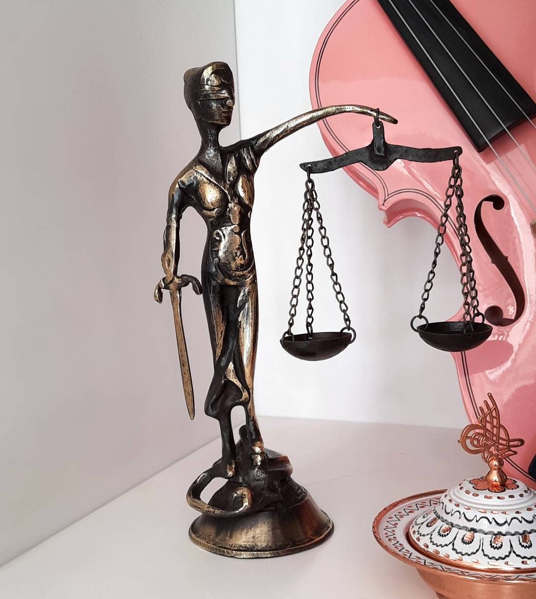 真鍮製の正義の女神像：テミスの正義の天秤、法律事務所の装飾 - Etsy 日本