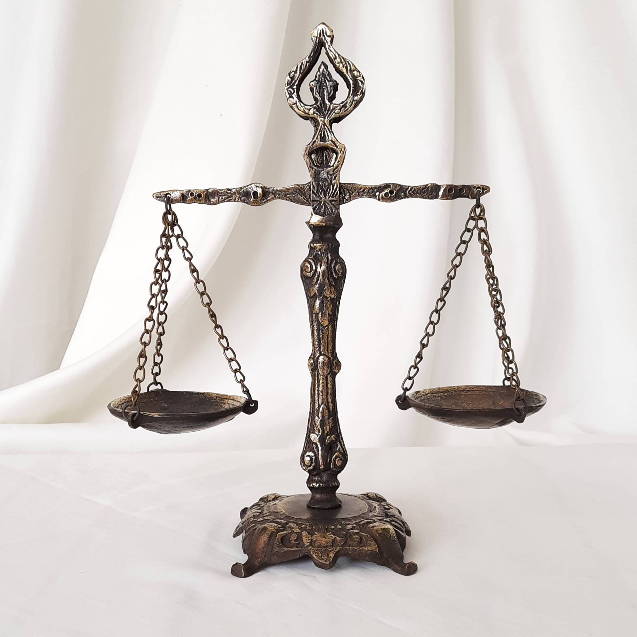 Balance De Justice En Métal - Décoration De Bureau Pour Avocats Et étudiants En Droit | Plateau De Présentation De Bijoux