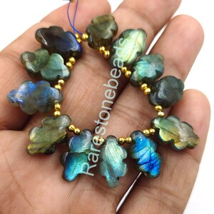 Peut inclure: Un brin de perles de labradorite en forme d'ours. Les perles sont d'un mélange de couleurs vertes, bleues et dorées. Les perles sont enfilées sur un fil doré.