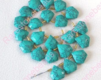 Puede incluir: Una hebra de cuentas de piedra turquesa, cada cuenta está facetada y tiene un patrón único. Las cuentas están enhebradas en un alambre con separadores de color dorado.