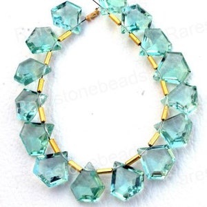 Puede incluir: Una hebra de cuentas de piedras preciosas facetadas de color azul claro con separadores dorados. Las cuentas tienen forma de diamante con esquinas redondeadas. La hebra est&aacute; enhebrada en un hilo transparente.