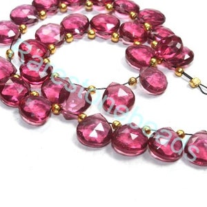 Op de afbeelding: Een streng roze edelsteen kralen met gouden tussenstukken. De kralen zijn facetgeslepen en hebben een traanvorm.