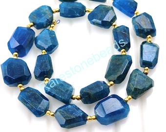 Puede incluir: Una hebra de cuentas de piedra preciosa de apatita azul con forma irregular facetada. Las cuentas están enhebradas en un alambre dorado con pequeños separadores dorados entre cada cuenta.