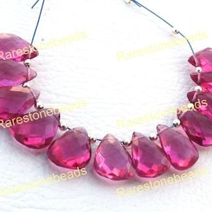 Puede incluir: Una hebra de cuentas de piedra preciosa facetadas de color rosa, cada cuenta tiene forma de lágrima. Las cuentas están enhebradas en un alambre de plata y están separadas por espaciadores de plata.