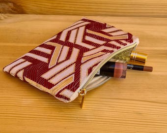 Kleine Kosmetiktasche in rot und gold - mit geometrischen Mustern - aus marokkanischem Brokatstoff | leicht schimmernd
