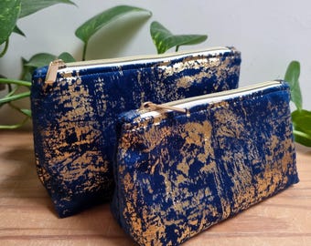 Handmade Kosmetiktasche aus marokkanischem Samt – blau & gold