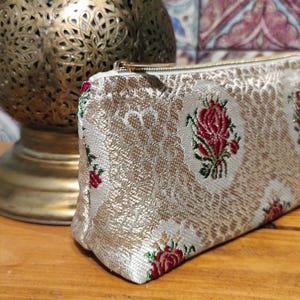 Kosmetiktasche, Schminktasche mit Rosen aus marokkanischem Stoff | leicht schimmernd