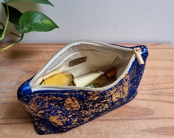 Handmade Kosmetiktasche aus marokkanischem Samt – Elektrik-Blau & Gold