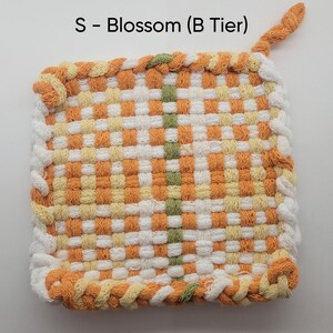 Small Blossom Potholder (B tier) In the colors white, orange, yellow and a little bit of green