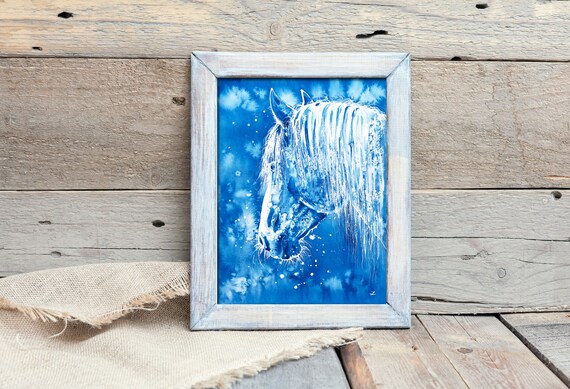 青い背景に白い馬 オリジナル水彩画 乗馬壁アート ムスタング 長い