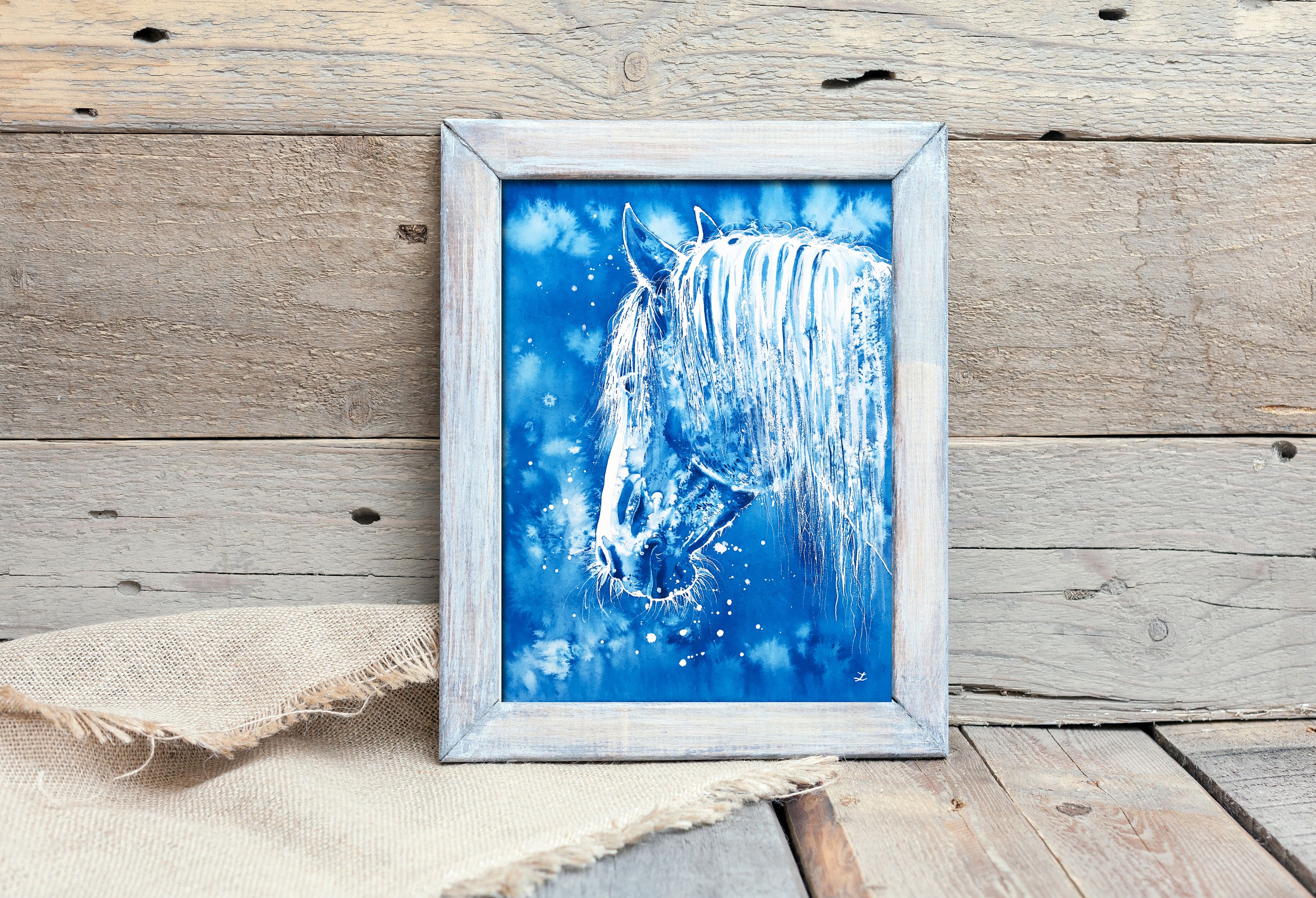 青い背景に白い馬 オリジナル水彩画 乗馬壁アート ムスタング 長い