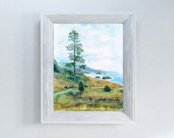 Könnte beinhalten: Aquarellgemälde einer Küstenlandschaft mit einer hohen grünen Kiefer im Vordergrund, einer felsigen Küste und einem blauen Meer im Hintergrund. Das Gemälde hat einen hellblauen Himmel mit weißen Wolken. Der Text "Art by Zhanna Dzhaubaeva" befindet sich in der rechten unteren Ecke.