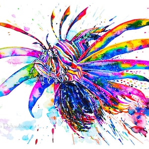 Op de afbeelding: Een kleurrijk aquarel schilderij van een koraalduivel met levendige roze, blauwe, gele en groene tinten. De vis is afgebeeld met zijn vinnen uitgespreid, wat een dynamische en energieke compositie creëert. De achtergrond heeft een wit canvas met spatten van kleur.