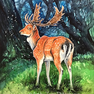 Puede incluir: Una pintura de acuarela de un ciervo marrón y blanco con grandes cuernos de pie en un bosque. El ciervo está de espaldas al espectador y está rodeado de hierba verde y árboles. El fondo es de color azul oscuro con motas blancas de nieve.