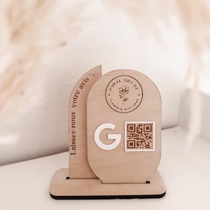Peut inclure: Une enseigne en bois avec un code QR et le texte "Laissez-nous votre avis" et "Pampas Indica" avec un logo de fleur.