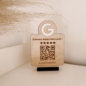 Peut inclure: Une pancarte en bois avec un code QR pour les avis Google et le texte "Laissez-nous votre avis !" et "Lyana Cosmétic".