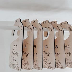 Séparateur penderie enfant, cintre pour bébé de 0 à 12 mois gravure bois