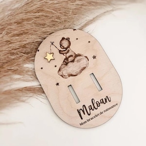 Tarjeta de madera grabada con pulsera de nacimiento recién nacido.