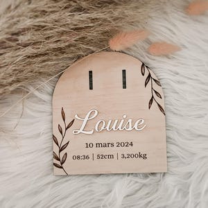 Carte en bois gravée avec bracelet de naissance nouveau né